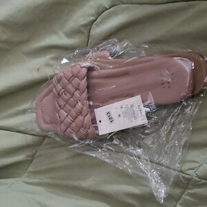 NWT new Day sz 10 flip flops